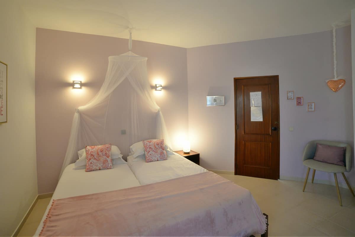 Twin Room, Garden View (203) | Minibar, desk, rollaway beds (surcharge), WiFi (free)