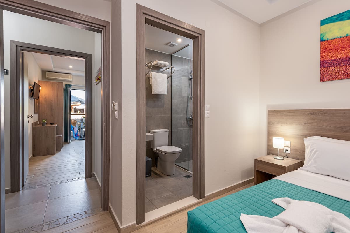 Family Room | Soundproofing, free WiFi, bed sheets