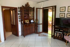 Apartment, 2 Schlafzimmer | Wohnbereich | Flachbildfernseher