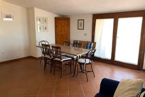 Apartment, 3 Bedrooms | In-room dining