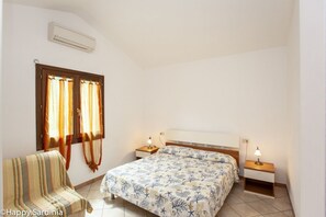 Apartment, 1 Schlafzimmer | Individuell dekoriert, individuell eingerichtet, Babybetten, Bettwäsche