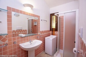 Apartment, 2 Bedrooms | Bathroom | Shower, rainfall showerhead, hair dryer, bidet - Residence Rinaggiu (San Teodoro)