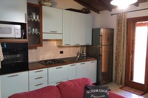 อพาร์ทเมนท์, 3 ห้องนอน | ครัวส่ว นตัว | ตู้เย็นขนาดใหญ่, เตาอบ, เตาประกอบอาหาร, เครื่องชงกาแฟเอสเปรสโซ