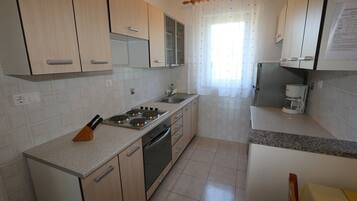 Refrigerador, parrilla de estufa y cafetera y tetera