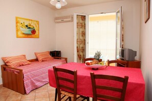 Appartamento, 2 camere da letto | Area soggiorno | TV a schermo piatto