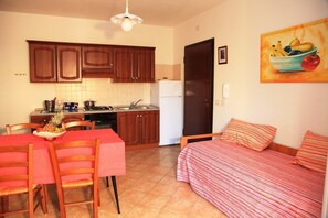 Appartamento, 2 camere da letto | Area soggiorno | TV a schermo piatto