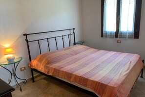 Apartment, 2 Schlafzimmer | Individuell dekoriert, individuell eingerichtet, Babybetten, Bettwäsche