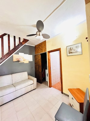 Departamento, 2 habitaciones | Área de sala de estar | Televisión de pantalla plana