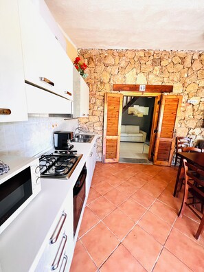 Departamento, 2 habitaciones | Cocineta privada | Refrigerador con congelador, microondas, horno y parrilla de estufa