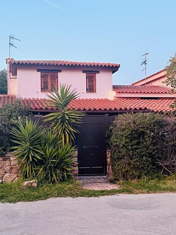 Vista frontal de la propiedad