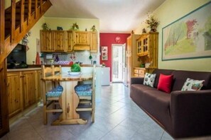 Appartamento, 3 camere da letto | Area soggiorno | TV a schermo piatto 22 pollici con canali digitali, TV