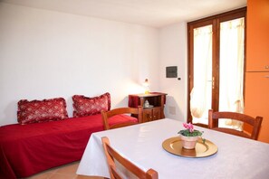 Apartment, 1 Schlafzimmer | Wohnbereich | Flachbildfernseher