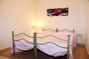 Apartment, 1 Schlafzimmer | Individuell dekoriert, individuell eingerichtet, Bügeleisen/Bügelbrett