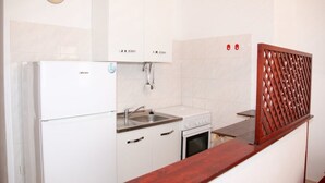 Cafetera expreso, refrigerador, horno, placa de cocina