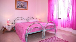 1 habitación, decoración personalizada y muebles diferentes 