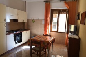 Apartamento, 3 quartos | Cozinha privada | Geladeira grande, fogão, cooktop, máquina de café expresso