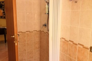 Apartment, 3 Bedrooms | Bathroom shower - Quadrilocale Corallo A Due Passi Dalla Spiaggia (Alghero)