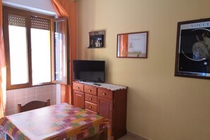 Apartment, 3 Schlafzimmer | Essbereich im Zimmer
