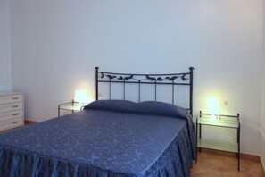 Apartment, 1 Schlafzimmer | Individuell dekoriert, individuell eingerichtet, Babybetten, Bettwäsche