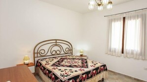 Cunas, decoración personalizada, muebles diferentes y ropa de cama 