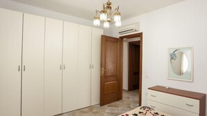 Cunas, decoración personalizada, muebles diferentes y ropa de cama 