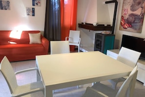 Apartment, 3 Schlafzimmer | Wohnbereich | Flachbildfernseher
