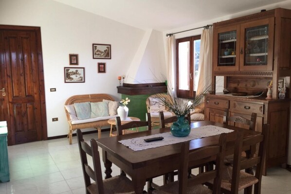 Appartamento, 2 camere da letto | Area soggiorno | TV a schermo piatto