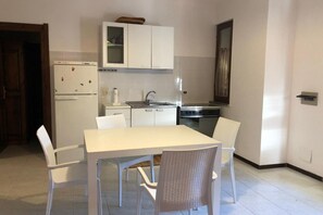 Appartement, 3 chambres | Cuisine privée | Grand réfrigérateur, four, plaque de cuisson, machine à expresso