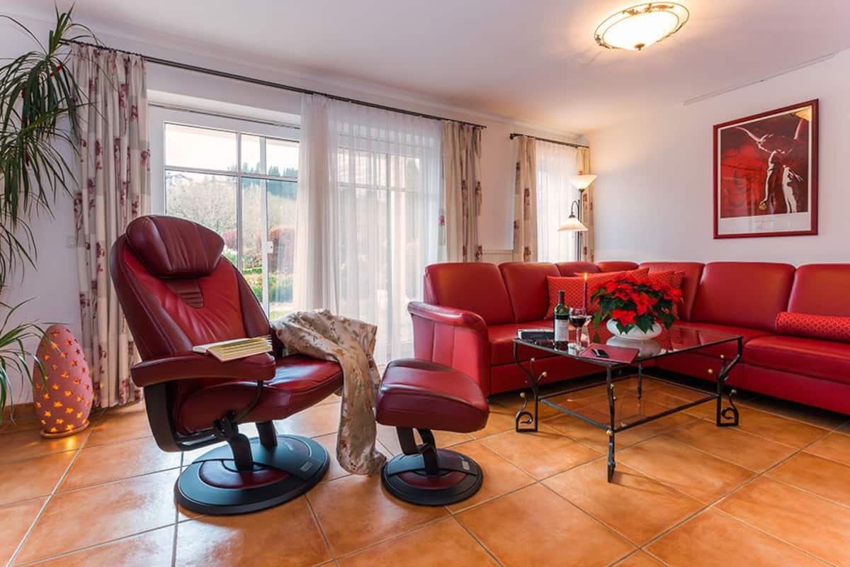 Comfort appartement (Granat) | Luxe beddengoed, een kluis op de kamer, verduisterende gordijnen