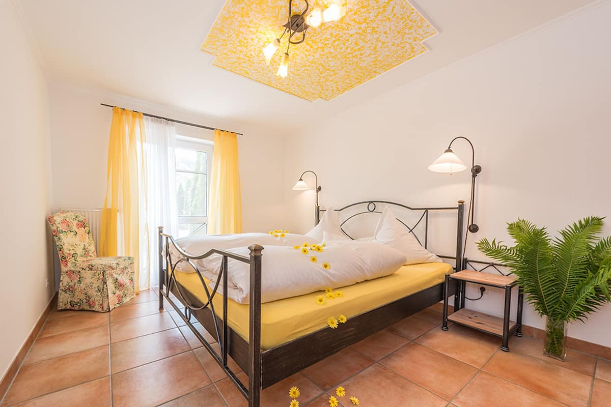 Klassiek appartement (Bernstein) | Luxe beddengoed, een kluis op de kamer, verduisterende gordijnen