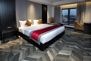 Desk, soundproofing, free WiFi - Lemarq (Dehradun)