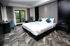 Desk, soundproofing, free WiFi - Lemarq (Dehradun)