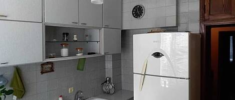 Kjøleskap, mikrobølgeovn, kokeplater og kaffetrakter/tekoker