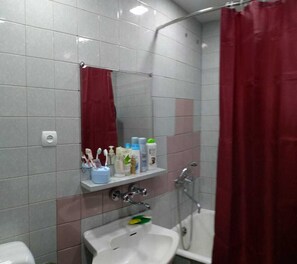 Duschwanne, Haartrockner, Handtücher, Shampoo
