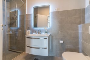 Deluxe Studio Suite, City View | Bathroom | Shower, hair dryer, towels, soap - Luxurious Suites Elegance (Zadar)