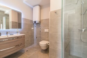 Premium Studio Suite, City View | Bathroom