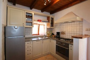 Refrigerador, cafetera y tetera, utensilios de cocina y comedor 