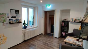 32-Zoll-LED-Fernseher mit Satellitenempfang, Fernseher