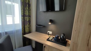 Dobbeltrom | Oppholdsområde | En 32-tommers LED-TV med Parabol-TV samt TV