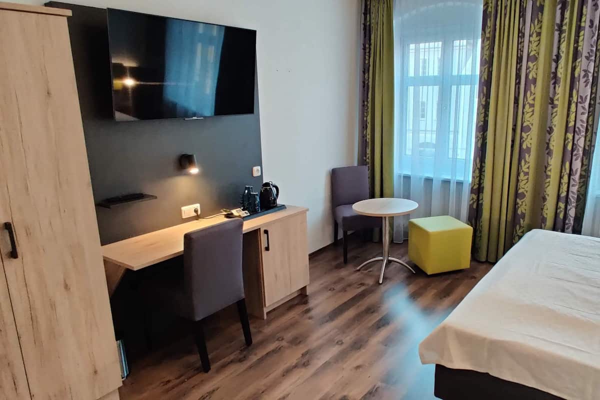 Familie suite | Hypoallergeen beddengoed, een bureau, verduisterende gordijnen