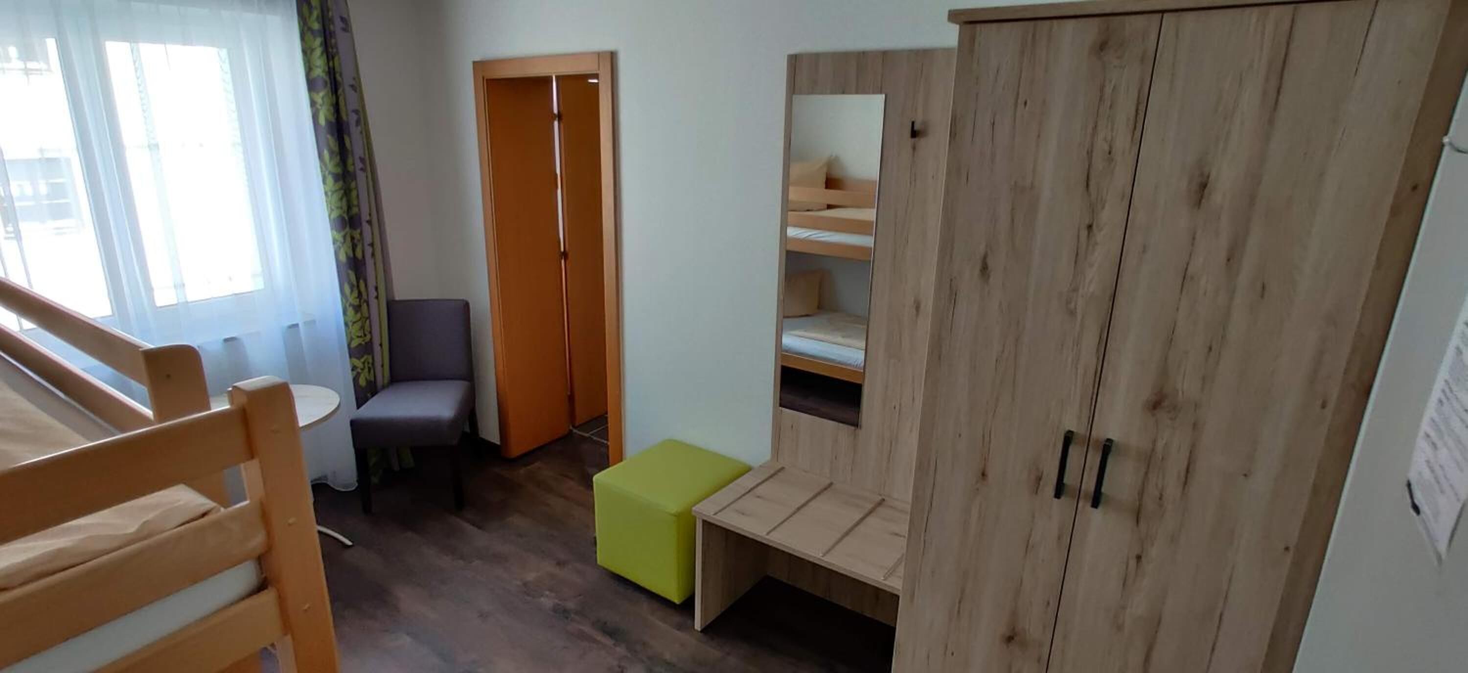 Allergitestet sengetøy, skrivebord og blendingsgardiner