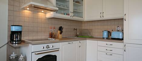 Køleskab, kogeplade, opvaskemaskine, kaffe-/temaskine