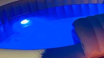 Bañera de hidromasaje privada