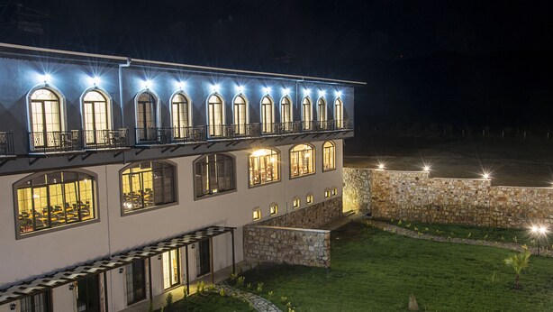 Fassade der Unterkunft – Abend/Nacht