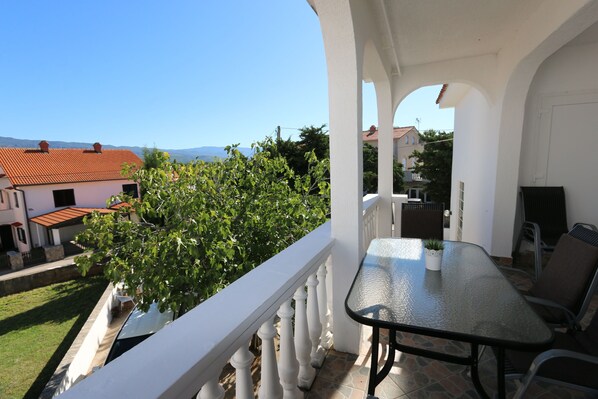 Outdoor dining - Apartments Nadenic (10065-A2) - Silo - island Krk (Silo - island Krk)