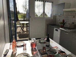 Cottage, 2 slaapkamers (LES COURLIS) | Privékeuken | Een koelkast met diepvriezer, een microgolfoven, een kookplaat