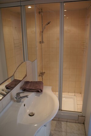 Cottage, 2 Bedrooms (LES BÉCASSINES) | Bathroom | Shower, towels, toilet paper - Les Gites De Montmartre (Le Perrier)