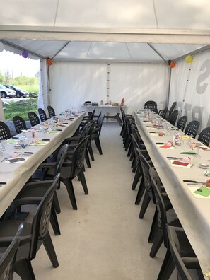 Outdoor banquet area - Les Gites De Montmartre (Le Perrier)