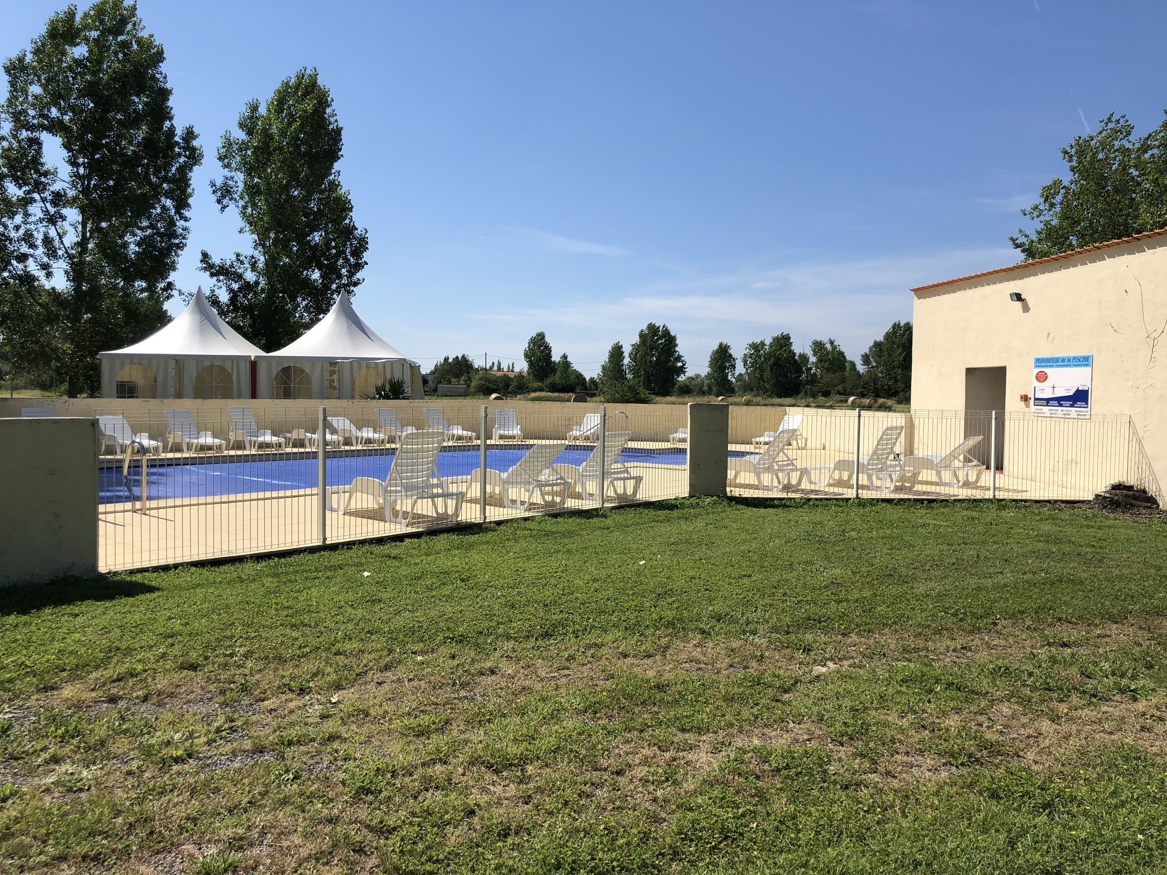 Kauden mukainen ulkouima-allas, aurinkotuoleja