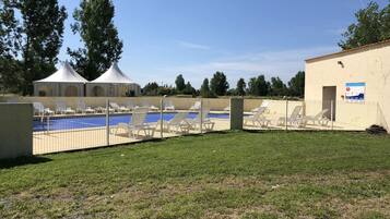 Hồ bơi ngoài trời phục vụ theo mùa, ghế dài tắm nắng